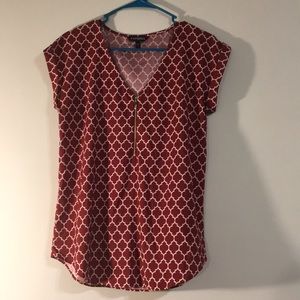 Red and white patterned shirt size M